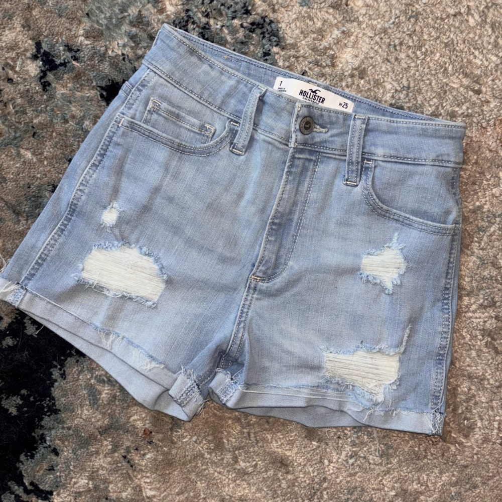 Size 1 ( 25 in ) Light blue denim Hollister curvy high rise short denim